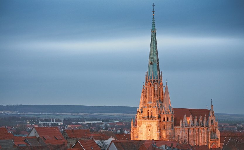 Die Marienkirche im Sonnenuntergang (Foto: Tino Sieland | Mühlhäuser Museen)
