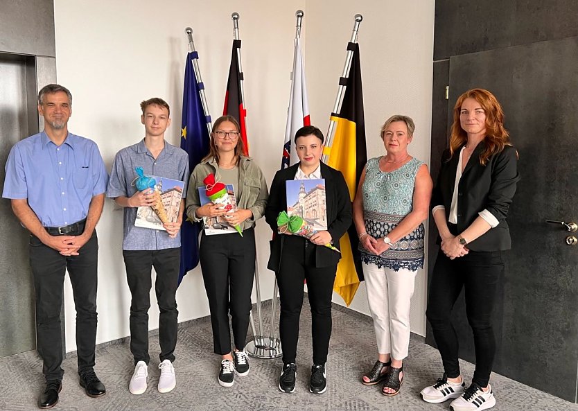 Begrüßung neuer Auszubildender durch Oberbürgermeister Kai Buchmann, Bettina Broszat (Personalrat) und Ines Bierwisch (Personalamt)  (Foto: Stadt Nordhausen)