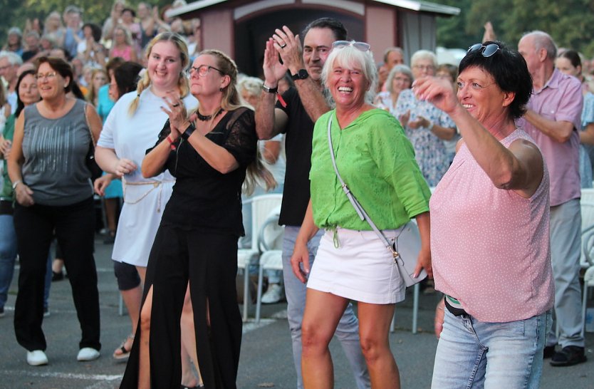 Begeisterte ABBA Fans tanzen und singen zu den Liedern der Cover Band "ABBA Dream Tribute" in Bad Langensalza (Foto: Eva Maria Wiegand)