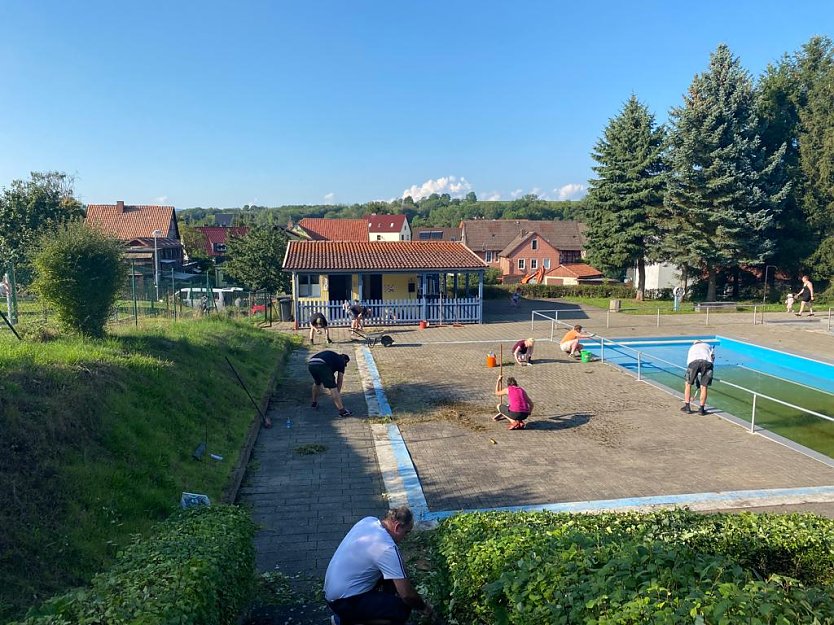 Arbeitseinsatz im Klettenberger Freibad (Foto: Fördervereins Freibad Hohenstein)