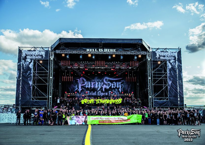 Metaller mit einem Herz für Kinder: auf dem Metal Open-Air bei Schlotheim wurden auch Spenden für das Kinderhospiz Mitteldeutschland gesammelt (Foto: Party.San)