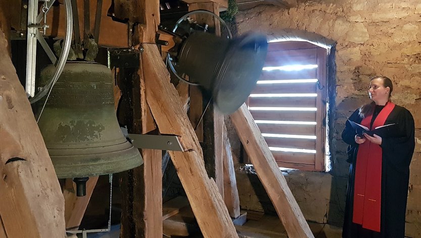 Pfarrerin Annegret Steinke im Turm der Rosenkirche zu Elende anlässlich der Glockenweihe der Pilgerglocke (Foto: R.Englert)