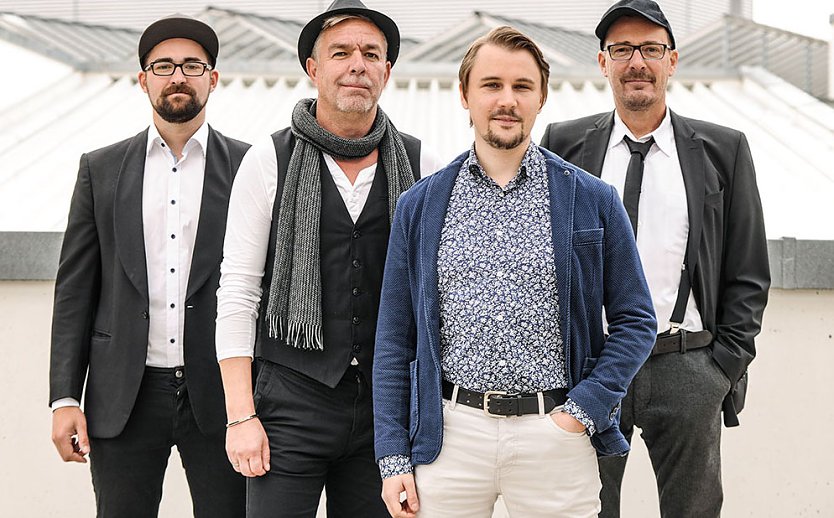 Warten schon auf dem Parkdeck auf ein tolles Konzert: die Jungs von FRANZ KARAFKA (Foto: Andreas Hillmann)