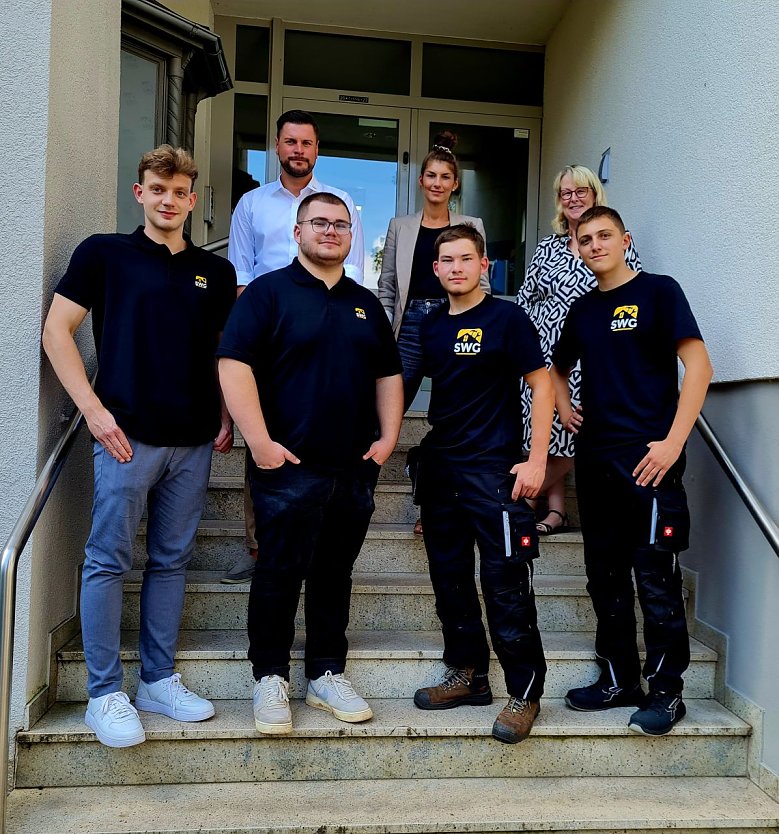 Bildunterschrift:  Gehören jetzt zum SWG-Team: Lennart Erdmann, Maximilian Grabert, Niclas Wendt und Paul Eichel (v.l.n.r.) haben im August bei der SWG und der SWG-Objektmanagement GmbH eine Ausbildung begonnen. Objektmanagement-Chef Pascal Wetzler, SWG-Ausbilderin Sarah Krug und SWG-Chefin Inge Klaan freuen sich über den SWG-Nachnachwuchs. (Foto: SWG Nordhausen/Susanne Schedwill)