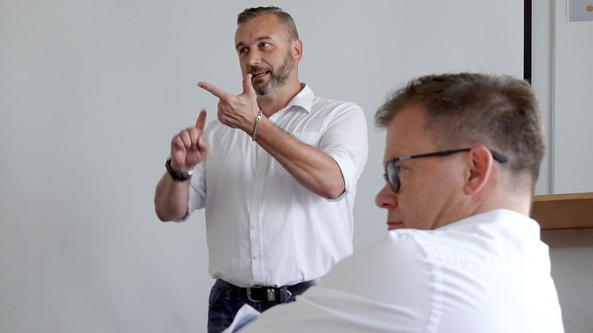 Carsten Schneider lauscht den Ausführungen von Helge Maday (Foto: nnz)