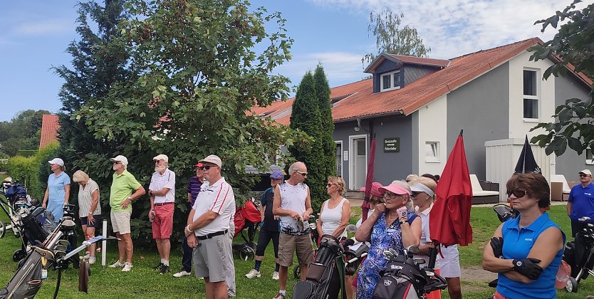 Die Golfer in gespanter Erwartung des nächsten Abschlags (Foto: A.Barth)