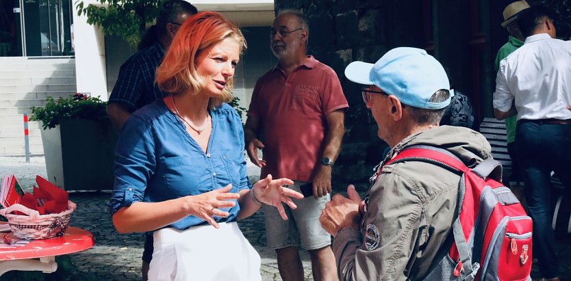 Die SPD macht Ernst: mit Unterstützung aus Berlin startete Alexandra Rieger heute in die heiße Wahlkampfphase (Foto: agl)