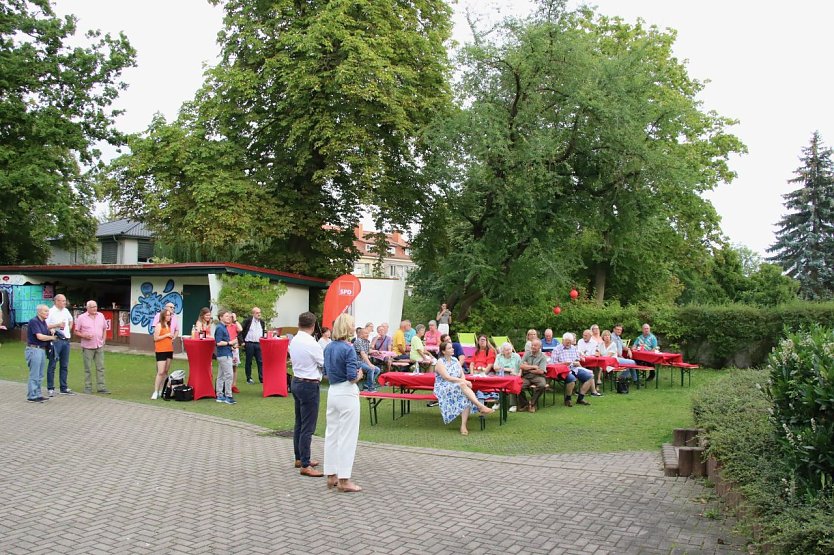 Zum traditionellen Sommerfest trafen sich die Genossen der Nordhäuser SPD auf dem Hof des Jugendclubhauses (Foto: agl)