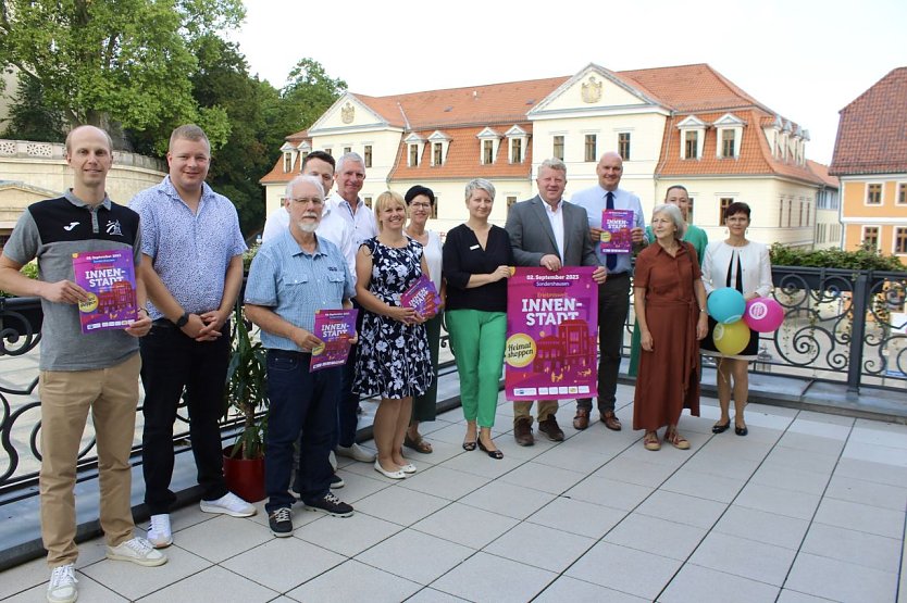 Die Akteure der Aktion Heimat Shoppen auf dem Balkon des Sondershäuser Rathauses (Foto: Eva Maria Wiegand)