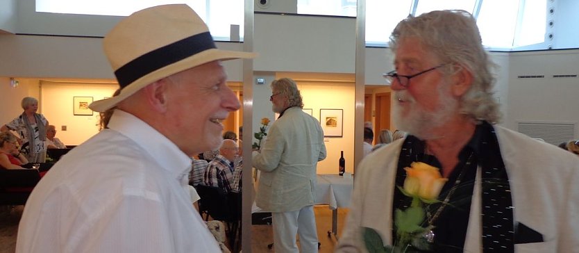 Gerd Mackensen - mal mit Hut, mal mit Schirmmütze - hier im Gespräch mit dem 2017 verstorbenen Klaus-Dieter Kerwitz. Vielleicht plaudern beide jetzt in einer anderen Späre? (Foto: nnz)