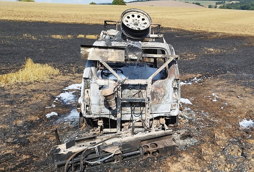 Auto brennt auf Stoppelfeld bei Seega komplett aus (Foto: Feuerwehr/ Silvio Dietzel)