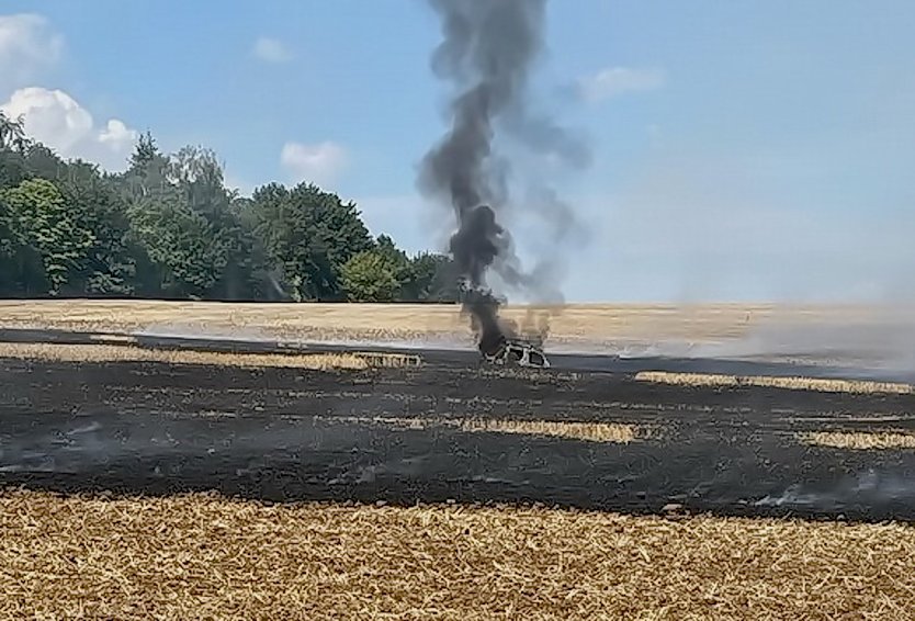 Flächenbrand auf einem Feld bei Seega (Foto: Feuerwehr/ Silvio Dietzel)