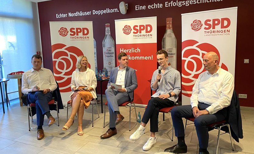 Matthias Kurras (Maximator Hydrogen), Alexandra Rieger (Bürgermeisterin), Lutz Liebscher (SPD-Landtagsabgeordneter) und Wirtschaftsminister Wolfang Tiefensee (ganz rechts) lauschen den Ausführungen des Studenten und Existenzgründers Jacob Janssen (Foto: oas)