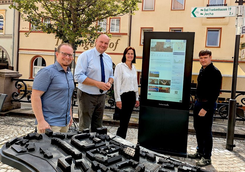 Die digitalen Infostelen wurden von Marcus Strunk (1.v.li); Bürgermeister Steffen Grimm (2.v.li.); Landrätin des Kyffhäuserkreises Antje Hochwind-Schneider (2.v.re.) und Alexander Strien (1. v.re.) vor der Stadtinformation eingeweiht. (Foto: Janine Skara)