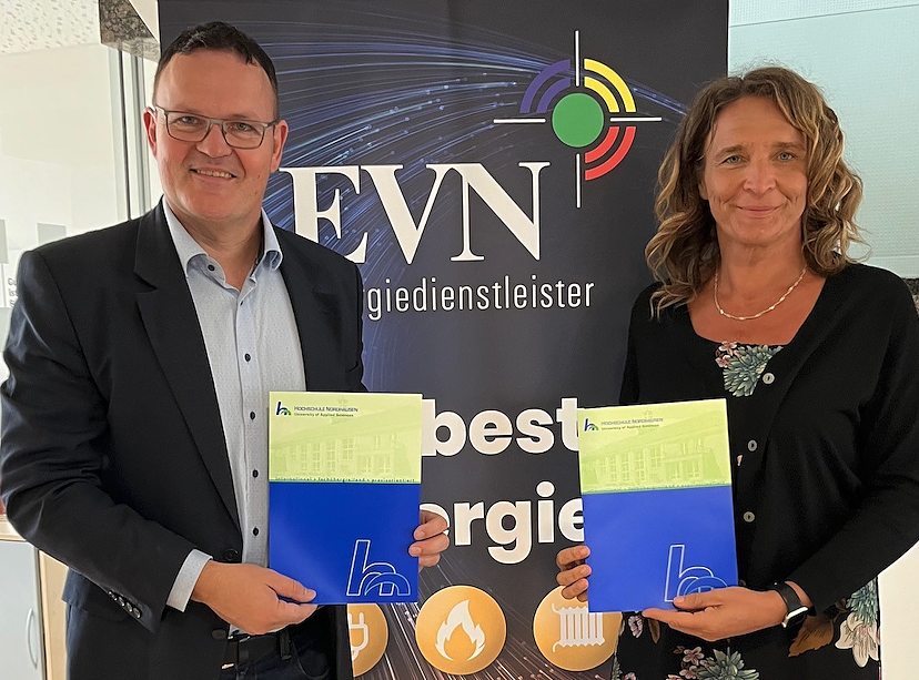  Partnerschaft besiegelt: Prof. Dr. Jörg Wagner (Präsident HSN) und Jana Zöller (Geschäftsführerin EVN) unterzeichnen Kooperationsvertrag (Foto: Katrin Bergmann)