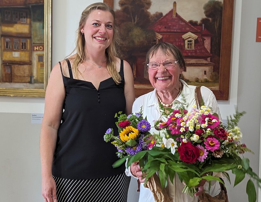 Dr. Carolin Schäfer (li), Leiterin des Schlossmuseums, würdigte die Sonderausstellung auch Gudrun Jahn (re.), der Witwe des verstorbenen Malers Günter Jahn (Foto: Janine Skara)