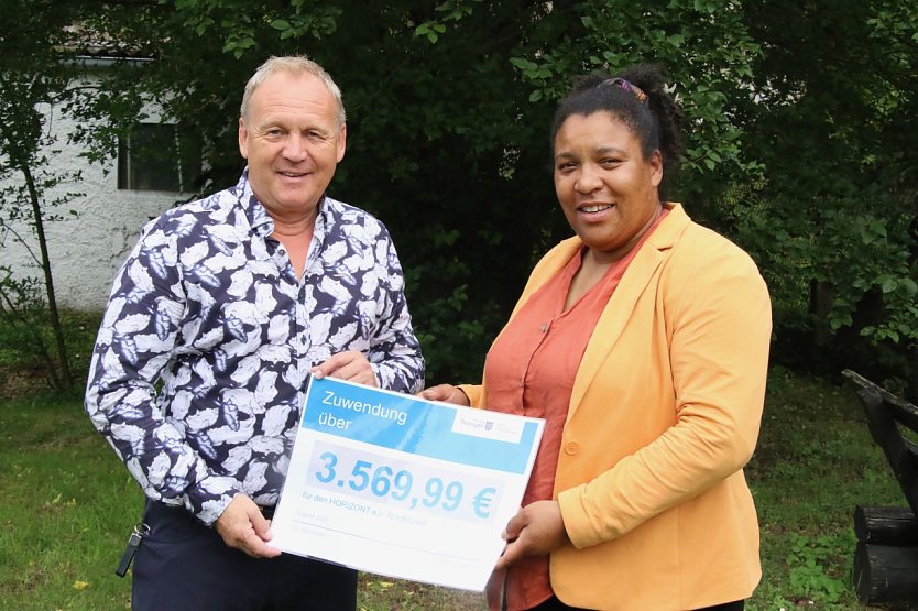 René Kübler und Doreen Denstädt bei der Scheckübergabe (Foto: agl)