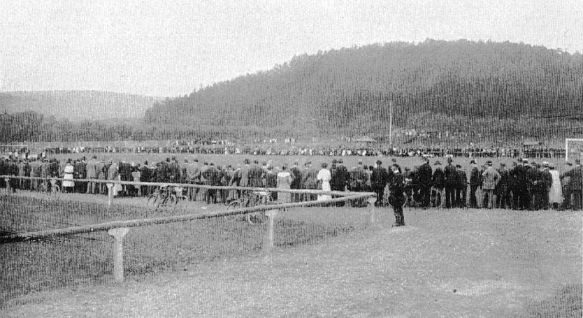 Der Wacker-Sportplatz heute vor einhundert Jahren während der Einweihung am 26. August (Foto: K.Verkouter)
