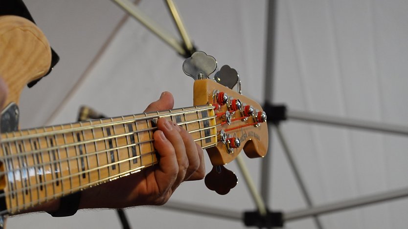 Musik pur im Hof der Traditonsbrennerei (Foto: nnz)