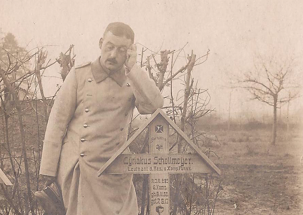 Der Onkel am Grab Cyriakus Schollmeyers (Foto: Priv.-Doz. Gunnar P. H. Dietz, Ph.D.)