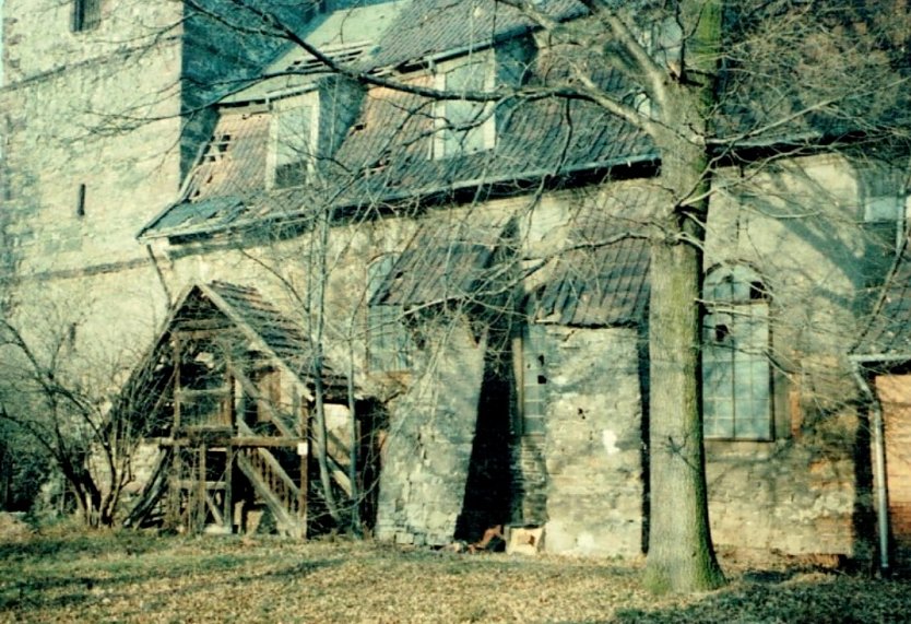 Heruntergekommen und von Amts wegen gesperrt - so sah die Kirche vor knapp 30 Jahren aus (Foto: Evangelischer Kirchenkreis Südharz)