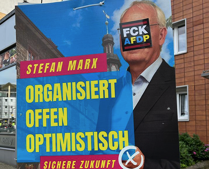Überklebtes Wahlkampfplakat der FDP in Nordhausen (Foto: Privat)