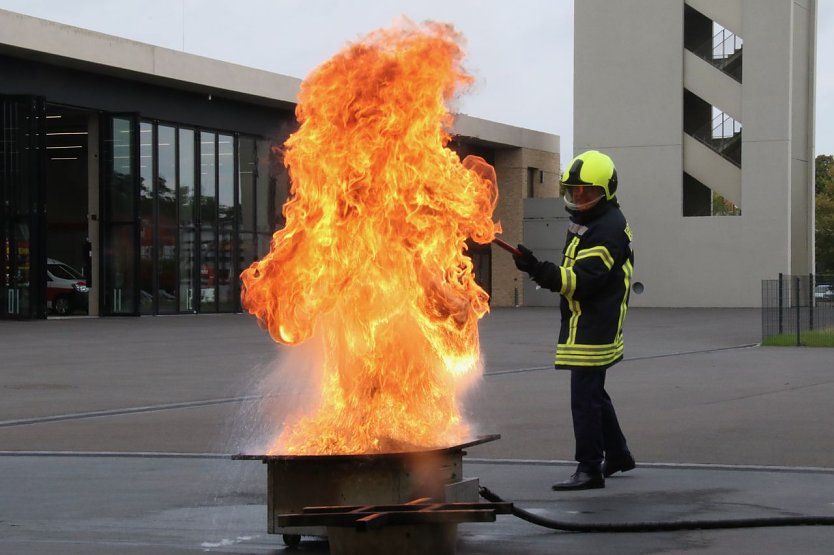 Was passiert wenn Wasser auf brennendes Speiseöl trifft, durfte der Minister selber ausprobieren (Foto: agl)