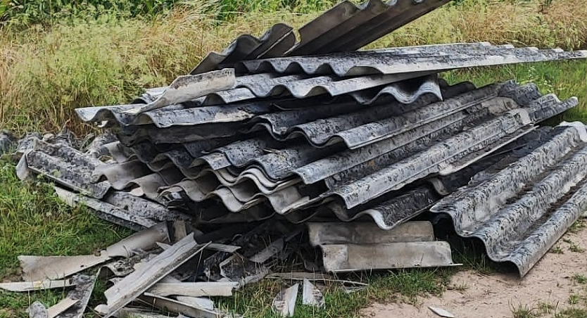 Einfach am Wegesrand entsorgt - Asbest-Müll zwischen Heldrungen und Brettleben (Foto: Landratsamt Kyffhäuserkreis)
