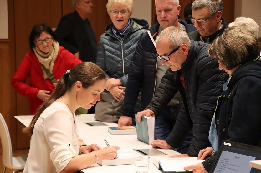 Dr. Antonia Jäger signiert ihr Buch (Foto: Stadtverwaltung Nordhausen)