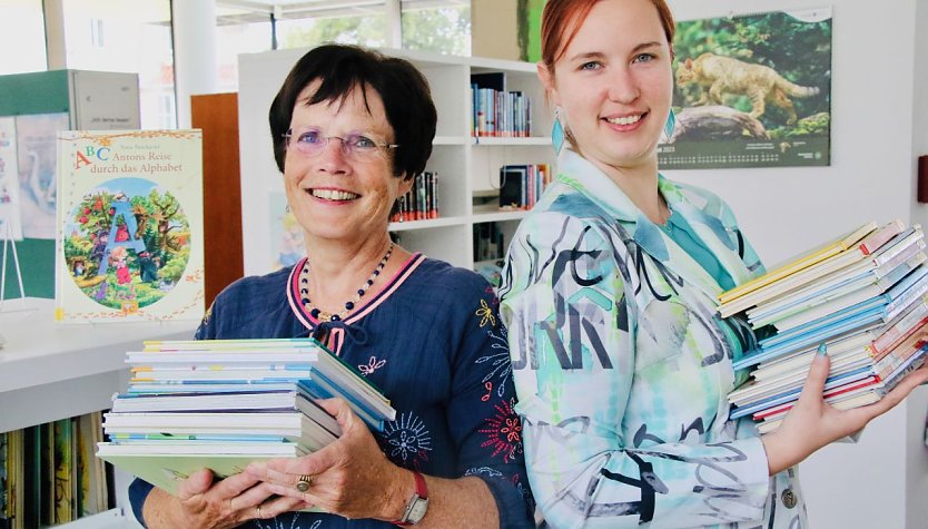 Zwei Generationen für die Stadtbibliothek: Hildegard Seidel bleibt dem Haus über den Förderverein Nicolai in foro erhalten, die Leitung hat inzwischen aber Marie-Kathrin Haase übernommen  (Foto: agl)