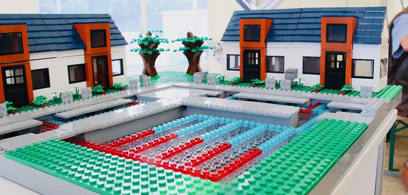 Kalte Nahwärme, verlegt knapp unter der Erde - im Lego-Modell soll das Wirkprinzip des neuen Netzes veranschaulicht werden (Foto: agl)