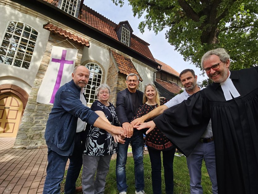 Jochen Bühling vom Kirchbauverein, Ortsteilbürgermeisterin Uta Heydecke, Ingenieur Sixtus Hermanns, Christina Mitzlaff, Stefan Kallmeyer und Pfarrer Klemens Müller. (Foto: Evangelischer Kirchenkreis Südharz)