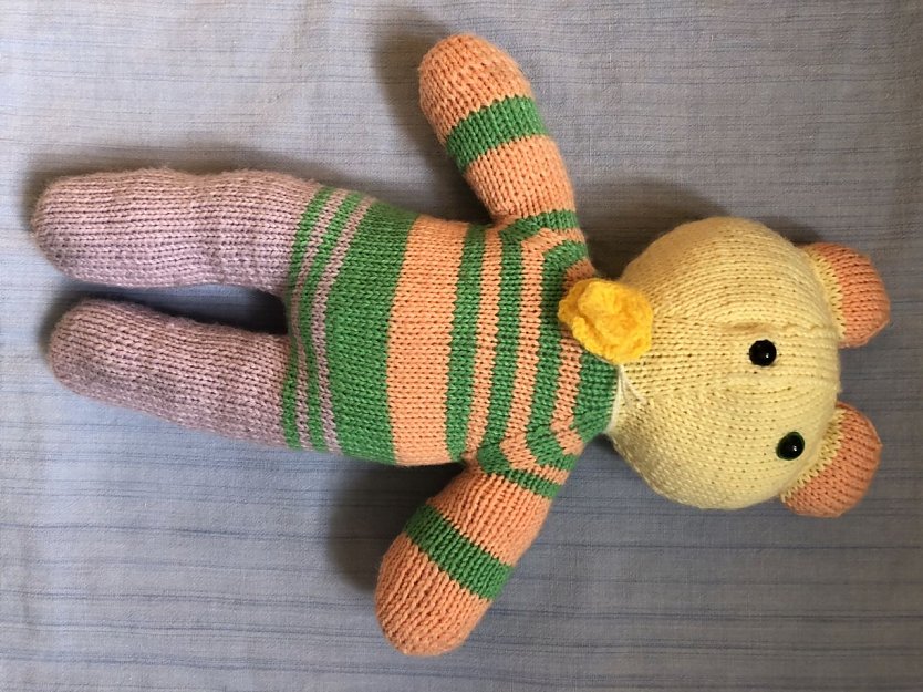 Wer erkennt diesen selbstgestrickten Teddybär? (Foto: Pastorin Steffi Wiegleb)