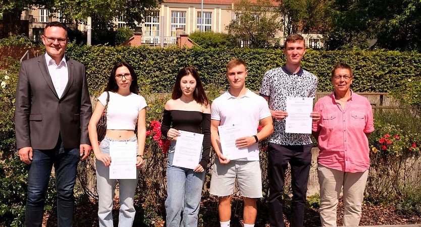 Hochschulpräsident Prof. Dr. Jörg Wagner und die Leiterin des Staatlichen Studienkollegs Nordhausen Kathrin Gehrke mit Stipendiaten (Foto: Nadine Kathrin Luschnat)