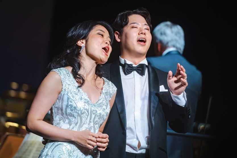 Foto Rina Hirayama (Mezzosopran) und Kyounghan Seo (Tenor) (Foto: Marco Kneise)