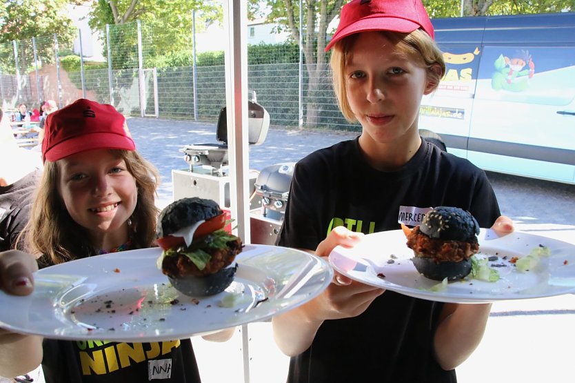 Selbst gemacht schmeckt es gleich noch besser - die Kinder mussten als "Grill Ninjas" selber Hand anlegen bevor geschlemmt werden konnte (Foto: agl)