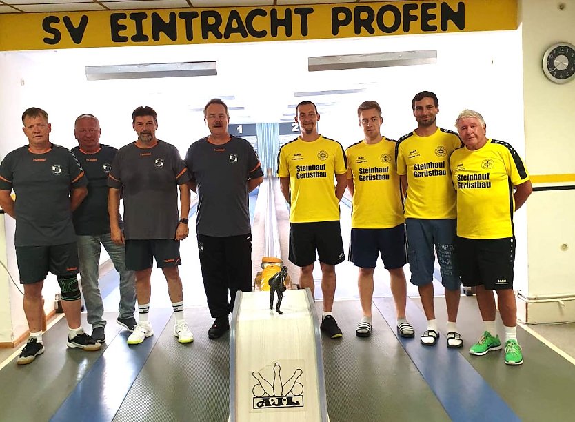 Beide Mannschaften v.l.n.r.: Roßleben: Gensch, Steinbrecher, Arnold, Herzau; Profen: Derf, Kipping, Stahl, Gerhardt  (Foto: Knut Herzau)