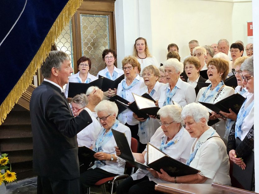 Hans-Jürgen Lübbecke dirigierte drei Chöre anlässlich des Benefizkonzertes in Wülfingerode (Foto: Evangelischer Kirchenkreis Südharz)