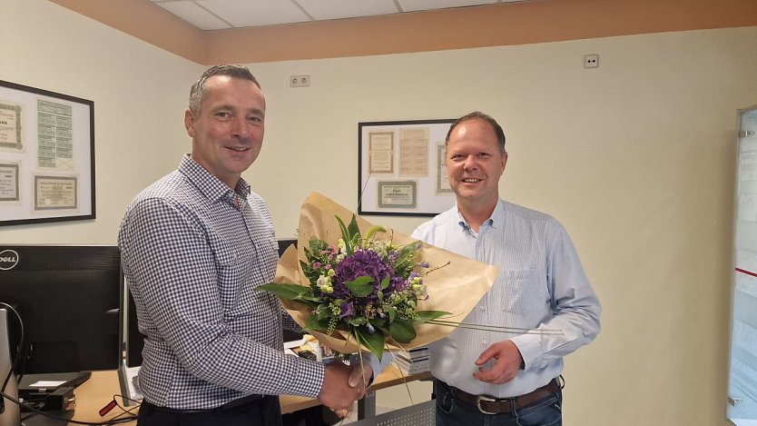 v.l.: NUV-Vorsitzender Niels Neu gratuliert Thomas Hartmann zum Firmenjubiläum (Foto: NUV)