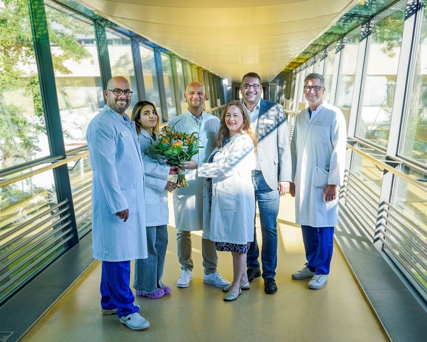 Dr. Schreiber (2.v.l.) und sein Team wurden von Prof. Groesdonk (li.), Florian Lendholt (2.v.r.) und Prof. Dr. Thomas Mückley (re.) begrüßt. (Foto: Helios Kliniken Thüringen)