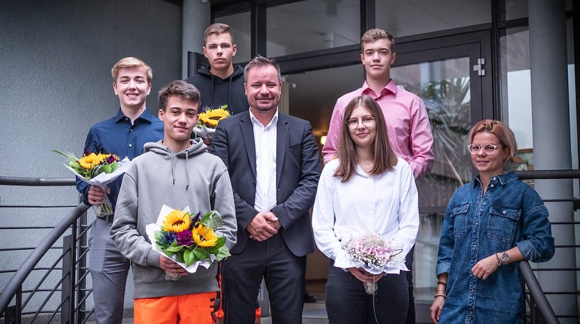 Simon Egert, Elias Krause, Vitus Heinemann, Sarah Apostel und Marius Kromer (von links) mit Bürgermeister Christian Zwingmann und Nicolé Hildebrandt (re.) vom Personalrat. (Foto: Tim Krchov)