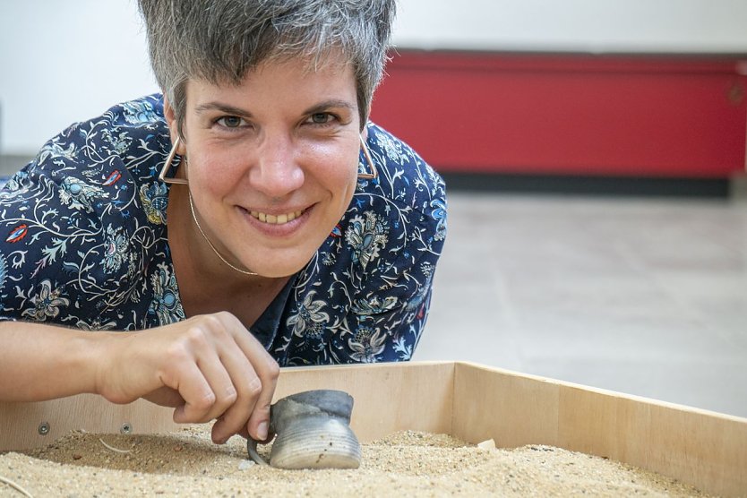 Archäologin Krisztina Péró freut sich auf große und kleine Besucherinnen und Besucher zum Weltkindertagsprogramm.  (Foto: Alexander Hartleib)