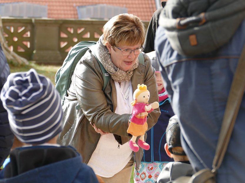 "Prinzessin Güntherine" erzählt den Kindern spannende Geschichten. Mit der Handpuppe agiert die Gästeführerin Heike Günther  (Foto: MSG Sondershausen)