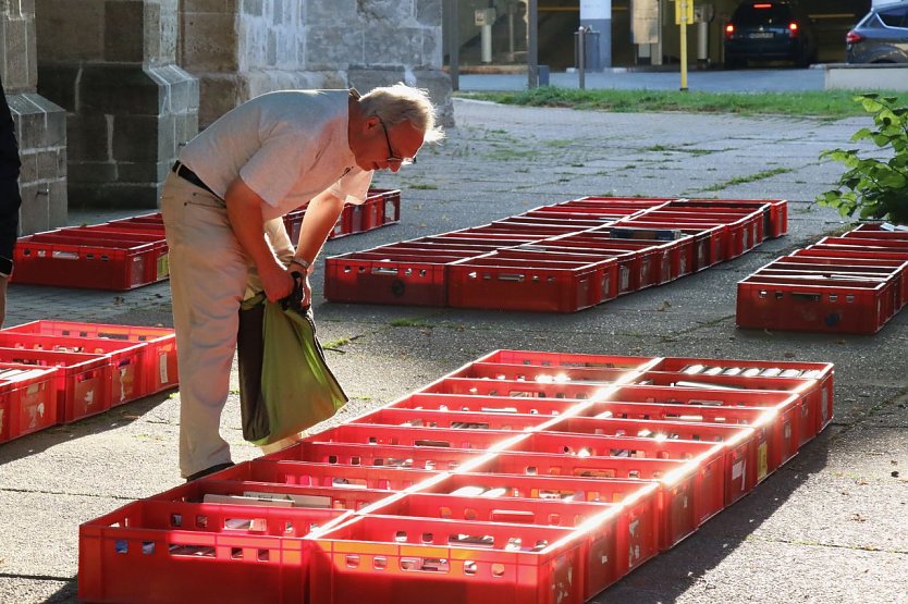 Kaum standen die ersten Kisten auf dem Platz fanden sich auch schon neugierige Bücherfreunde (Foto: agl)