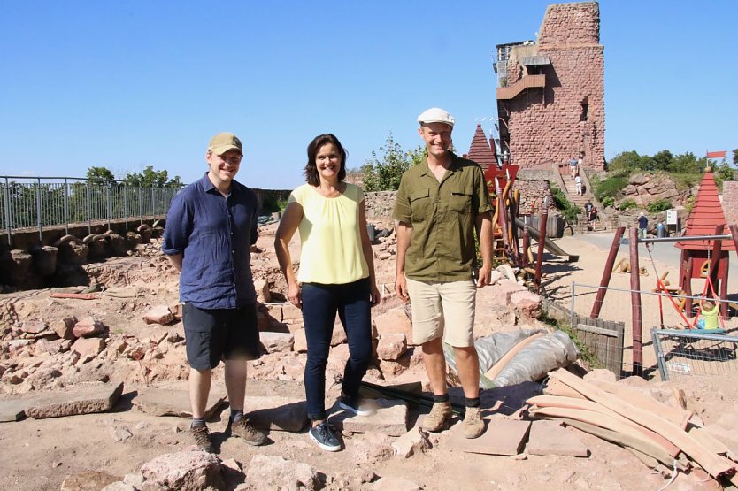 Dr. Robert Knechtel, Antje Hochwind-Schneider Stiftungsvorsitzende und Landrätin und Grabungsleiter Dr. Holger Grönwald (Foto: agl)