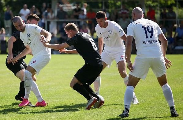 Schwarz besiegt weiß beim Rasenschach in Dachwig (Foto: FSV Wacker 90)