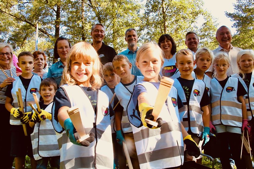 Die Kinder der evangelischen Grundschule machten heute den Anfang für das Großreinemachen zum World Cleanup Day (Foto: agl)