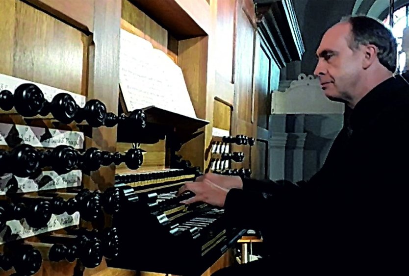 Prof. Friedhelm Flamme an der Oehninger Orgel in Worbis  (Foto: dmb)