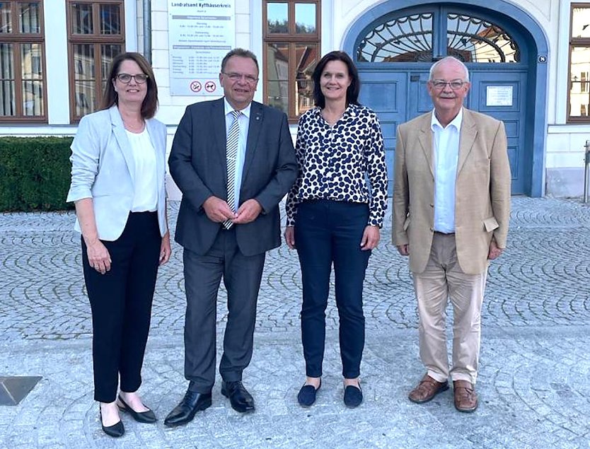 1.v.li.n.re. Stellvertretenden Büroleiterin Sabine Baumuck; Landrat des Schwalm-Eder-Kreises Herr Winfried Becker (SPD); Landrätin des Kyffhäuserkreises, Frau Antje Hochwind-Schneider (SPD); Pressereferent der Landrätin Dr. Thiele. (Foto: LRA Kyffhäuserkreis)