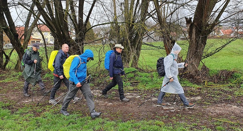 Wie hier, Anfang April 2023, geht es bei der Jubiläumstour 50. Südharz-Hunderter auch 2024 wieder von Bad Sachsa nach Sangerhausen über 100 Kilometer nonstop auf dem Karstwanderweg. 2023 regnete es fast während der gesamten Wanderung. Der 47. Südharz-Hunderter ging als Schlamm-Hunderter in die rund 20-jährige Geschichte der Veranstaltung ein. (Foto: Bodo Schwarzberg)